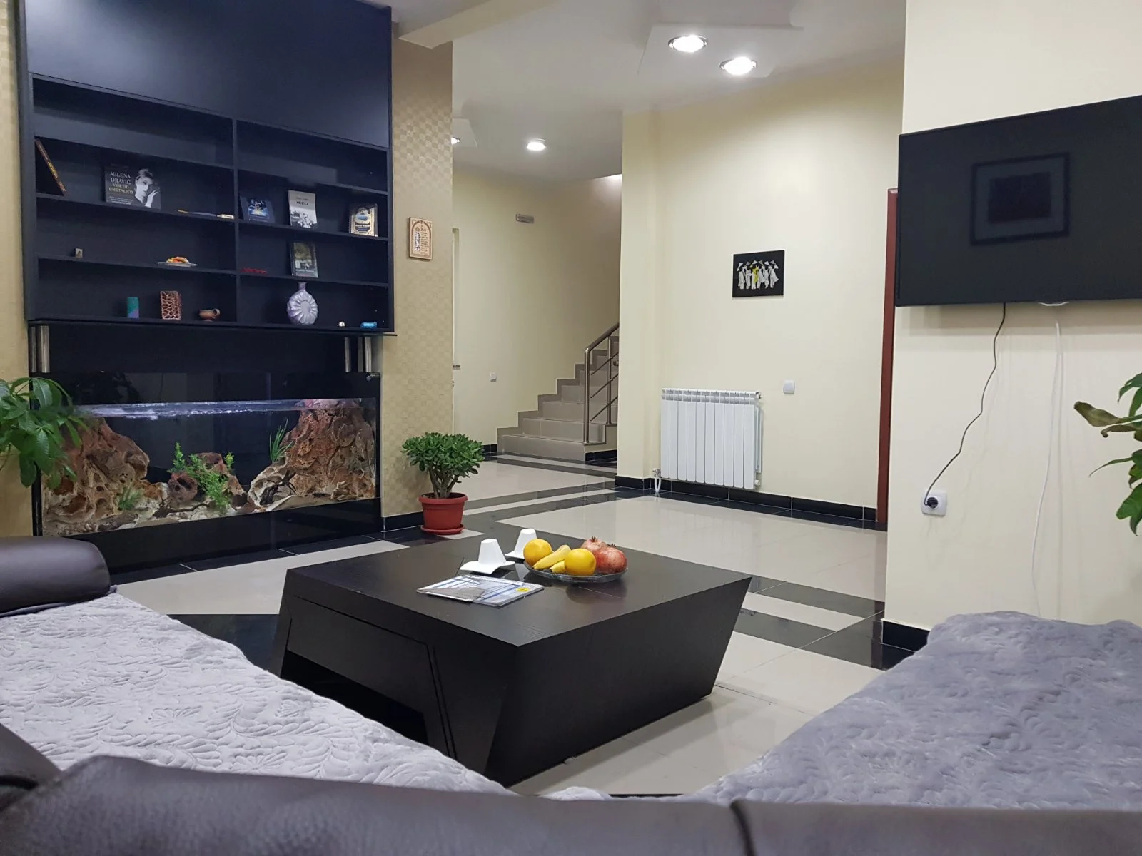 Dnevni boravak doma sa garniturom za sedenje i televizorom